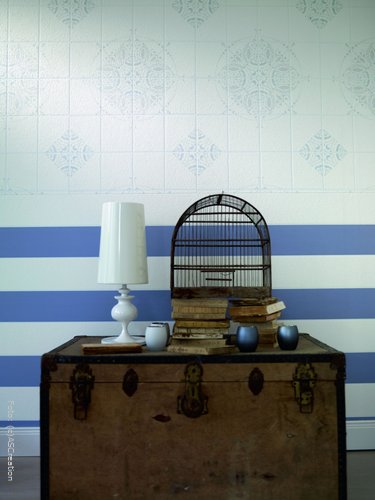 Ahio! Blau-Weiss-gestreifte Tapete im maritimen Look. Ahio! Blau-Weiss-gestreifte Tapete im maritimen Look.
